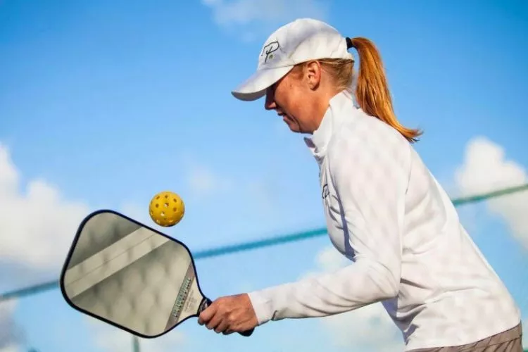 How do you know when a pickleball paddle is worn out