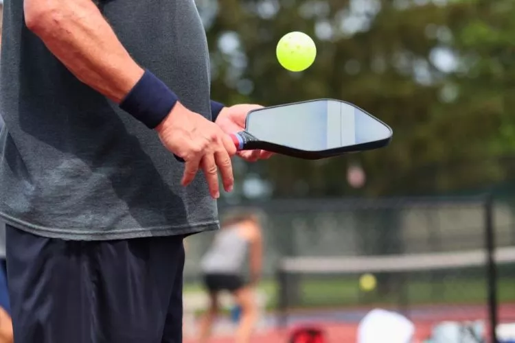 How do I choose pickleball paddle weight
