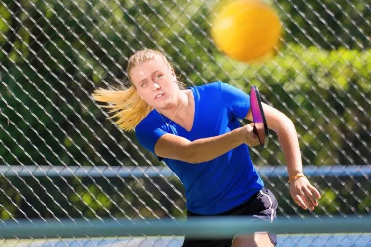 How to Master the Lob Serve in Pickleball (An Exclusive Guide)