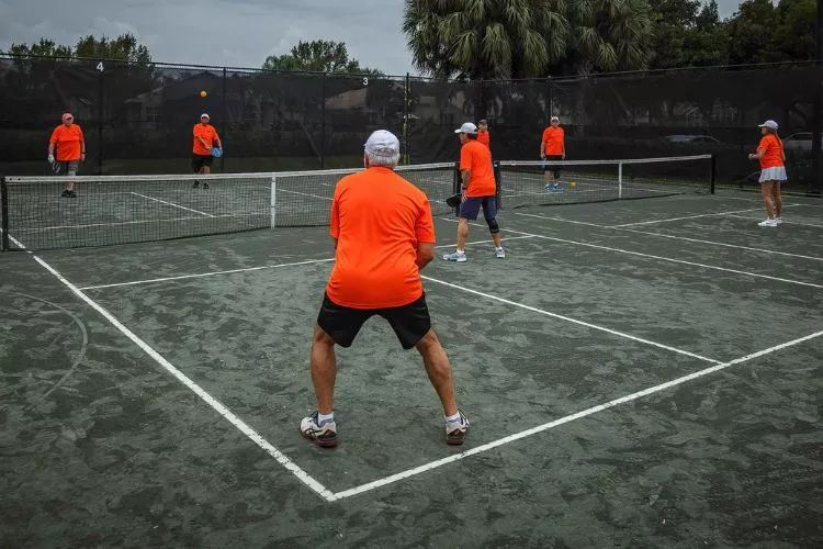 Can pickleball be played on a clay court