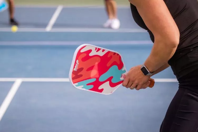 How to hold pickleball paddle when serving
